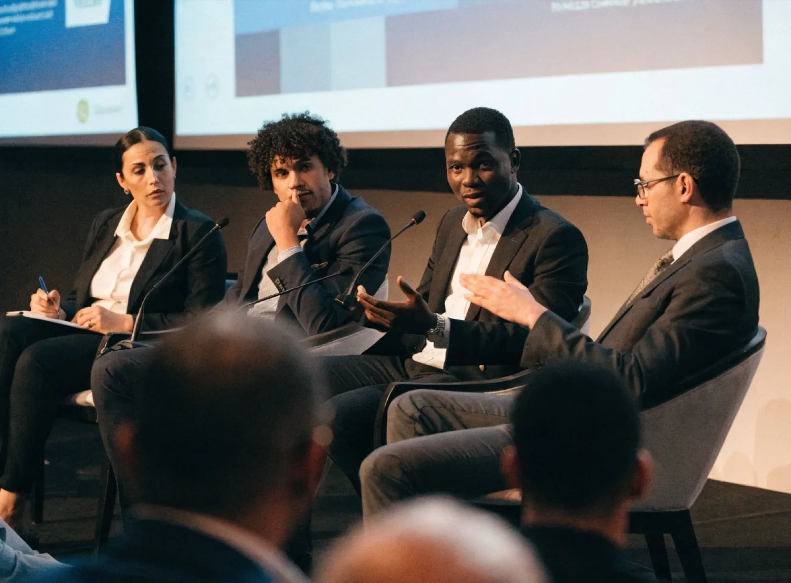 Panel de discussion lors d'un forum de cybersécurité industrielle