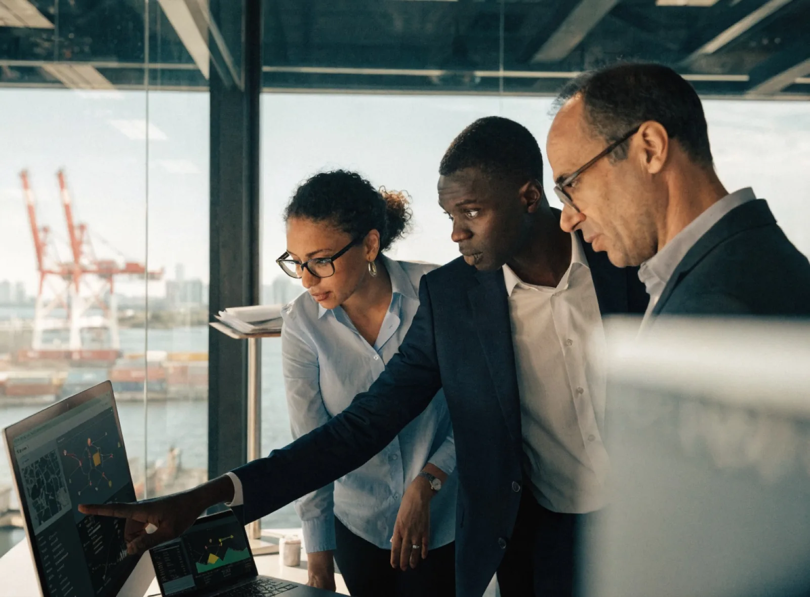Équipe d'experts analysant des tableaux de bord de supervision